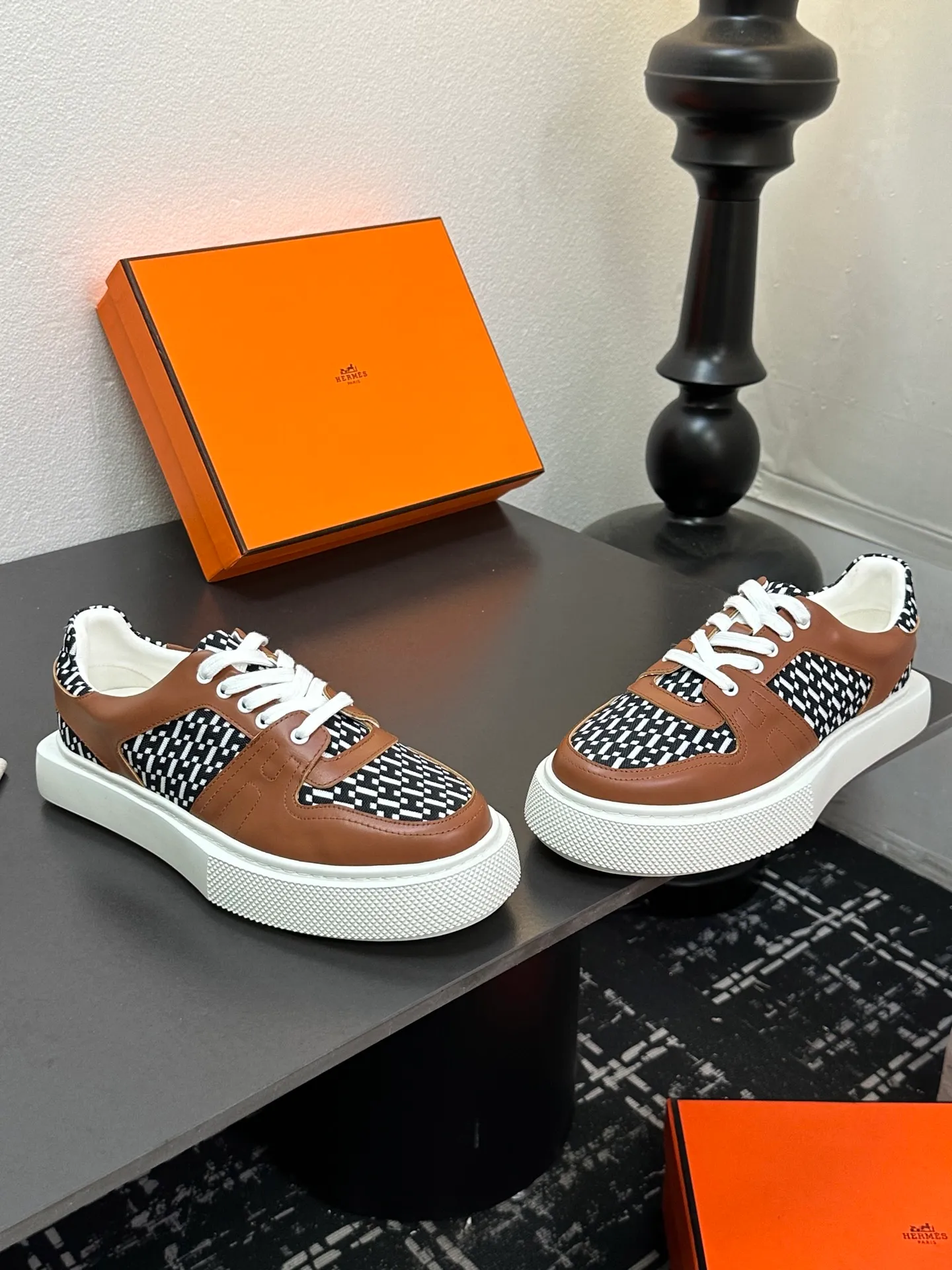 p700💰Men's shoes ❤️❤️Hermes top version# Hermès deep series couple's small white shoes casual skateboard shoes Stylish graphic design to create retro style Upper: cowhide material Lining: sheepskin lining Outsole: TPU outsole Size: 38-45